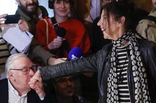Le membre du jury Didier Decoin embrasse la main de la romancière française Brigitte Giraud après qu'elle a remporté le prix Goncourt, la plus haute récompense littéraire française, pour son livre "Vivre Vite" jeudi à Paris.
